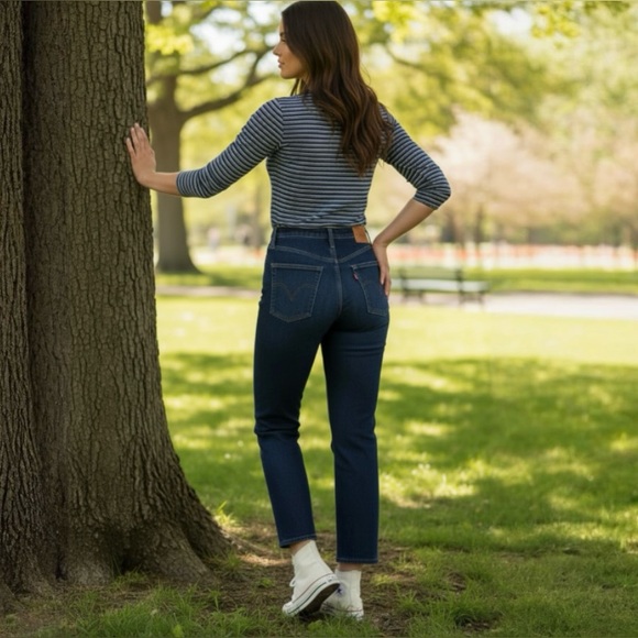 Levi’s Ribcage Straight Ankle Distressed Jeans - Picture 3 of 10